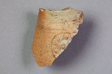 Fragment eines Trichterbechers aus Steinzeug vom Gotthardsberg, Unterfranken, um 1350, Fd.-Nr. 0460, H. 3,80 cm, Br. 3,40 cm