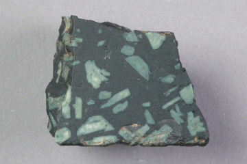 Fragment einer Platte aus Porphyr, Korkee bei Sparta (Gr), 11./12. Jh., Fd.-Nr. 464, H. 1,6 cm, Br. 4,1 cm, T. 3,1 cm