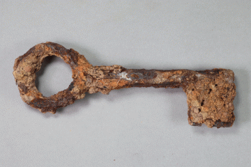 Schlüssel aus Eisen vom Gotthardsberg, Unterfranken, 14. Jahrhundert, Fd.-Nr. 0471, H. 6,00 cm, Br. 17,40 cm