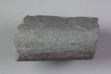 Fragment eines Horns aus Keramik vom Gotthardsberg, Unterfranken, 14. Jahrhundert, Fd.-Nr. 0489, H. 2,91 cm, Br. 5,05 cm