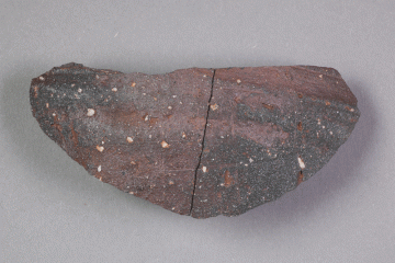 Fragment eines Topfes aus Keramik vom Gotthardsberg, Unterfranken, 11. Jahrhundert, Fd.-Nr. 0547, H. 4,32 cm, Br. 10,25 cm