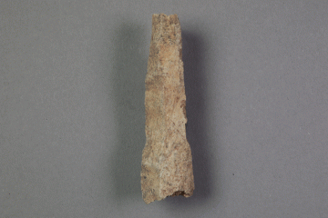 Halbfabrikat aus Knochen vom Gotthardsberg, Unterfranken, 14. Jahrhundert, Fd.-Nr. 0576, H. 5,91 cm, Br. 1,68 cm