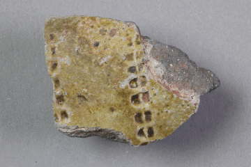 Fragment eines Aquamaniles aus Keramik vom Gotthardsberg, Unterfranken, 13. Jahrhundert, Fd.-Nr. 0577b, H. 3,28 cm, Br. 4,57 cm