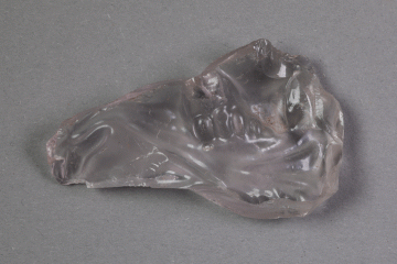 Fragment eines Andachtsbildes aus Glas vom Gotthardsberg, Unterfranken, 15. Jahrhundert, Fd.-Nr. 0638, H. 3,39 cm, Br. 5,59 cm