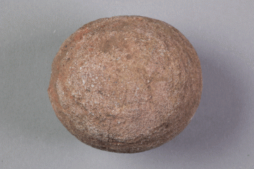 Reibstein aus Sandstein vom Gotthardsberg, Unterfranken, 14. Jahrhundert, Fd.-Nr. 0641, H. 6,31 cm, Br. 7,10 cm