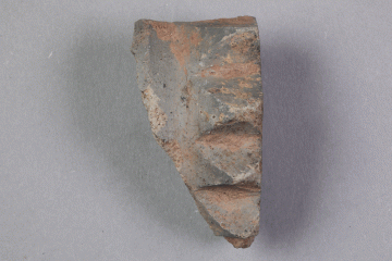 Fragment eines Horns aus Keramik vom Gotthardsberg, Unterfranken, 13. Jahrhundert, Fd.-Nr. 0644, H. 5,95 cm, Br. 3,29 cm