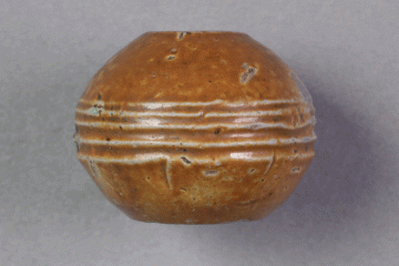 Spinnwirtel aus Steinzeug vom Gotthardsberg, Unterfranken, 14. Jahrhundert, Fd.-Nr. 0675, H. 2,08 cm, Br. 2,68 cm