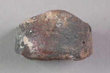 Tülle aus Eisen vom Gotthardsberg, Unterfranken, 13. Jahrhundert, Fd.-Nr. 1004, H. 4,50 cm, Br. 4,90 cm
