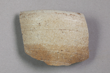Fragment eines Trichterbechers aus Steinzeug vom Gotthardsberg, Unterfranken, 14. Jahrhundert, Fd.-Nr. 1014, H. 4,00 cm, Br. 5,60 cm