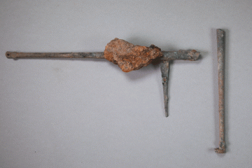 Teil einer Waage aus Buntmetall (Messing?) vom Gotthardsberg, Unterfranken, 11. Jahrhundert, Fd.-Nr. 0352a, H. 8,41 cm, Br. 23,55 cm