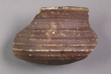 Fragment eines Trinkbecher aus Protosteinzeug vom Gotthardsberg, Unterfranken, 14. Jahrhundert, Fd.-Nr. 1026, H. 5,10 cm, Br. 8,70 cm