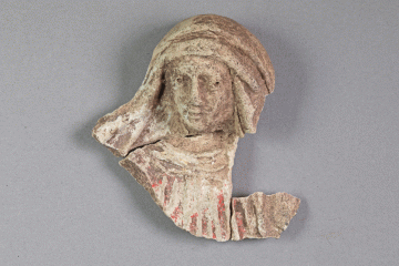 Fragment einer Pietà vom Gotthardsberg, Unterfranken, 20. Jahrhundert, Fd.-Nr. 1029, H. 4,50 cm, Br. 5,30 cm