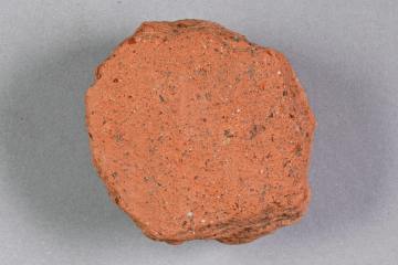 Spielstein aus Ziegel vom Gotthardsberg, Unterfranken, 14. Jahrhundert, Fd.-Nr. 1034, H. 4,00 cm, Br. 4,50 cm