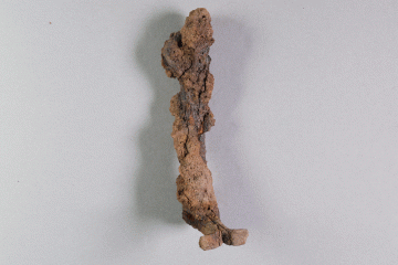 Haken aus Eisen vom Gotthardsberg, Unterfranken, 14. Jahrhundert, Fd.-Nr. 1049, H. 9,40 cm, Br. 2,60 cm