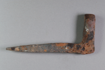Haken aus Eisen vom Gotthardsberg, Unterfranken, 14. Jahrhundert, Fd.-Nr. 1055, H. 5,10 cm, Br. 1,50 cm