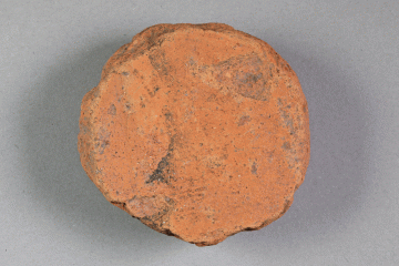 Spielstein aus Ziegel vom Gotthardsberg, Unterfranken, 14. Jahrhundert, Fd.-Nr. 1078, H. 6,00 cm, Br. 5,40 cm