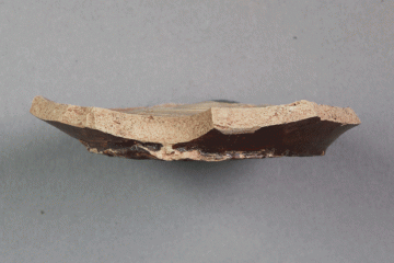Fragment einer Kanne aus Steinzeug vom Gotthardsberg, Unterfranken, 14. Jahrhundert, Fd.-Nr. 1086, H. 1,40 cm, Br. 7,50 cm