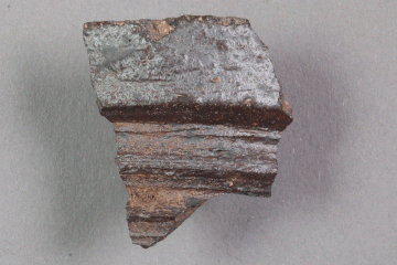 Fragment einer Kanne aus Protosteinzeug vom Gotthardsberg, Unterfranken, 14. Jahrhundert, Fd.-Nr. 1092, H. 3,30 cm, Br. 3,10 cm