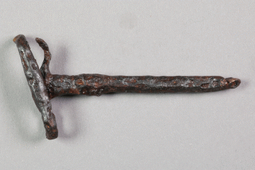 Schlüssel aus Eisen von der Burg Mömbris, Unterfranken, Anfang 14. Jahrhundert, Fd.-Nr. 063, H. 3,00 cm, Br. 8,02 cm