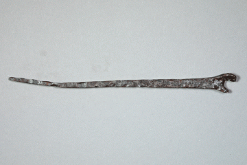 Werkzeug aus Eisen von der Burg Mömbris, Unterfranken, letztes Drittel 14. Jh., Fd.-Nr. 064, H. 21,60 cm, Br. 1,96 cm