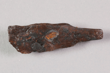 Fragment eines Messers aus Eisen von der Burg Mömbris, Unterfranken, Anfang 14. Jahrhundert, Fd.-Nr. 101, H. 1,44 cm, Br. 4,12 cm