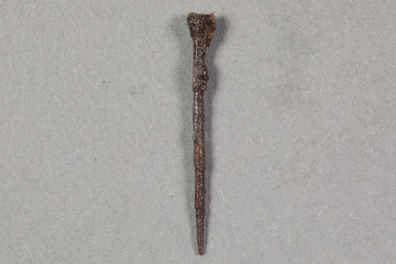 Nadel aus Eisen von der Burg Mömbris, Unterfranken, letztes Drittel 14. Jh., Fd.-Nr. 172, H. 2,92 cm, Br. 0,36 cm