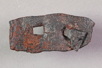 Beschlag aus Eisen von der Burg Mömbris, Unterfranken, letztes Drittel 14. Jh., Fd.-Nr. 206, H. 2,25 cm, Br. 5,00 cm