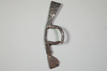Seitenwange einer Knebeltrense aus Eisen von der Burg Mömbris, Unterfranken, letztes Drittel 14. Jh., Fd.-Nr. 211, H. 16,50 cm, Br. 4,86 cm