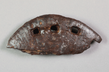 Hufeisen aus Eisen von der Burg Mömbris, Unterfranken, letztes Drittel 14. Jh., Fd.-Nr. 250, H. 3,67 cm, Br. 8,55 cm