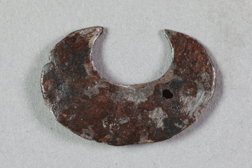 Beschlag aus Eisen von der Burg Mömbris, Unterfranken, letztes Drittel 14. Jh., Fd.-Nr. 287, H. 1,66 cm, Br. 2,43 cm
