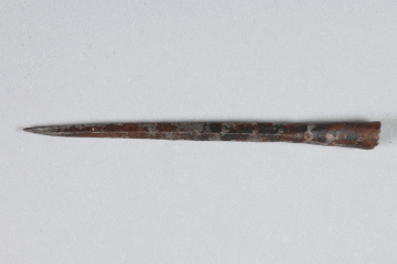 Pfeilspitze aus Eisen von der Burg Mömbris, Unterfranken, letztes Drittel 14. Jh., Fd.-Nr. 288a, H. 0,78 cm, Br. 9,22 cm