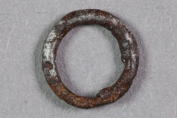 Ring eines Kettenpanzers (?) aus Eisen von der Burg Mömbris, Unterfranken, letztes Drittel 14. Jh., Fd.-Nr. 288b, H. 0,91 cm, Br. 0,93 cm