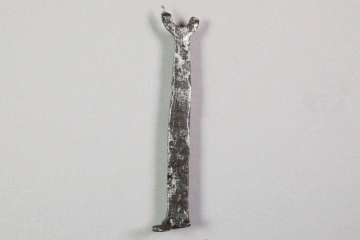 Fragment eines Steckschlüssels für ein Vorhängeschloss aus Eisen von der Burg Mömbris, Unterfranken, erste Hälfte 14. Jahrhundert, Fd.-Nr. 364, H. 8,16 cm, Br. 1,43 cm