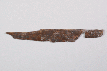 Messer aus Eisen von der Burg Mömbris, Unterfranken, um 1400, Fd.-Nr. 384, H. 1,78 cm, Br. 12,98 cm