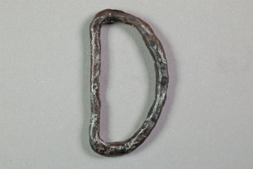 Schnalle aus Eisen von der Burg Mömbris, Unterfranken, um 1400, Fd.-Nr. 416, H. 6,10 cm, Br. 3,50 cm