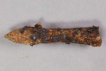 Armbrustbolzen aus Eisen von der Burg Mömbris, Unterfranken, letztes Drittel 14. Jh., Fd.-Nr. 513a, H. 1,30 cm, Br. 6,70 cm