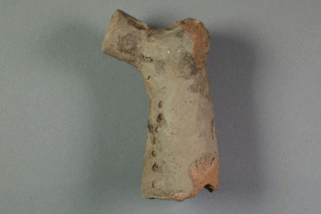 Aquamanile in Hundegestalt aus Keramik von der Burg Mömbris, Unterfranken, zweite Hälfte 13. Jh., Fd.-Nr. 147, H. 8,6 cm, Br. 4,6 cm