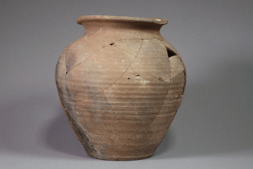 Topf aus Keramik von der Burg Mömbris, Unterfranken, letztes Drittel 14. Jh., Fd.-Nr. 371b, H. 20,40 cm, Br. 19,50 cm