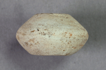Spinnwirtel aus hell brennender Keramik von der Burg Mömbris, Unterfranken, zweite Hälfte 13. Jh., Fd.-Nr. 551, H. 1,60 cm, Br. 2,70 cm