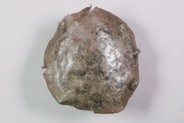 Fragment eines Kessels aus Buntmetall von der Burg Mömbris, Unterfranken, letztes Drittel 14. Jh., Fd.-Nr. 073, H. 8,42 cm, Br. 7,53 cm