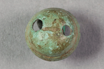 Niet in Form eines Glöckchens aus Buntmetall von der Burg Mömbris, Unterfranken, letztes Drittel 14. Jh., Fd.-Nr. 077, H. 0,70 cm, Br. 0,80 cm.