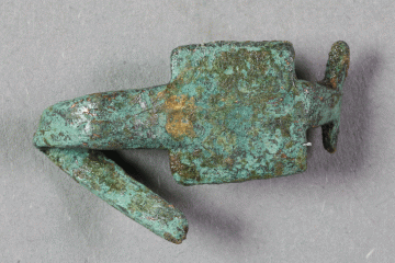 Haken aus Buntmetall von der Burg Mömbris, Unterfranken, letztes Drittel 14. Jh., Fd.-Nr. 190, H. 2,6 cm, Br. 1,2 cm