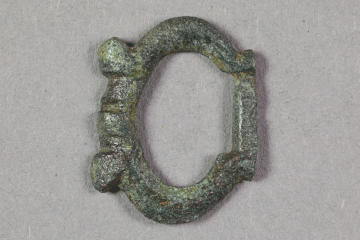 Schnalle aus Buntmetall von der Burg Mömbris, Unterfranken, letztes Drittel 14. Jh., Fd.-Nr. 298, H. 1,94 cm, Br. 1,53 cm