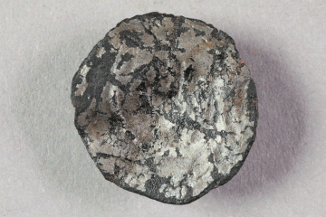 Fälschung eines Händleinhellers aus versilbertem Buntmetall von der Burg Mömbris, Untermain ?, zweite Hälfte 13. Jh., Fd.-Nr. 374, H. 1,68 cm, Br. 1,64 cm
