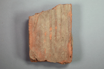 Backstein aus Ziegelton von der Burg Mömbris, Kahlgrund, zweite Hälfte 14. Jh., Fd.-Nr. 461a, H. 5,00 cm, Br. 16,20 cm