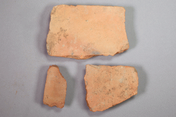 Bodenfliesenfragmente aus Ziegelton von der Burg Mömbris, Kahlgrund, zweite Hälfte 14. Jh., Fd.-Nr. 523a, H. 13,20 cm, Br. 8,70 cm
