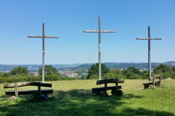 Blick auf die drei Kreuze und auf Aschaffenburg vom Schweinheimer Sternberg