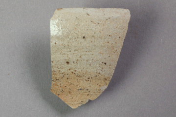 Fragment eines Bechers aus Steinzeug vom Gotthardsberg, Unterfranken, 15. Jahrhundert, Fd.-Nr. 0085c, H. 4,30 cm, Br. 3,80 cm