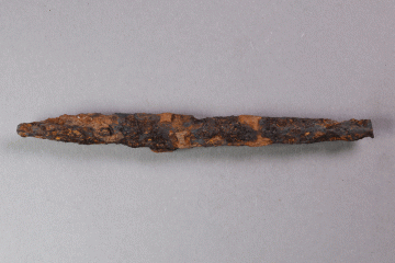 Pfeilspitze aus Eisen vom Gotthardsberg, Unterfranken, 15. Jahrhundert, Fd.-Nr. 0151, H. 1,10 cm, Br. 11,45 cm