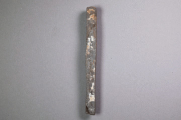 Schleifstein vom Gotthardsberg, Unterfranken, 15. Jahrhundert, Fd.-Nr. 0293, H. 14,00 cm, Br. 1,39 cm